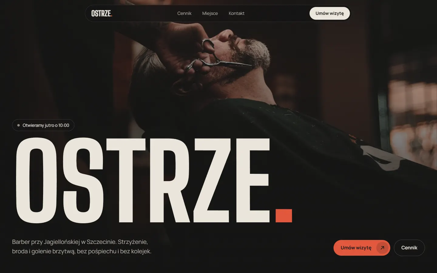 Strona barbera Ostrze: ciemny nagłówek z ogromnym napisem i zdjęciem golenia brzytwą